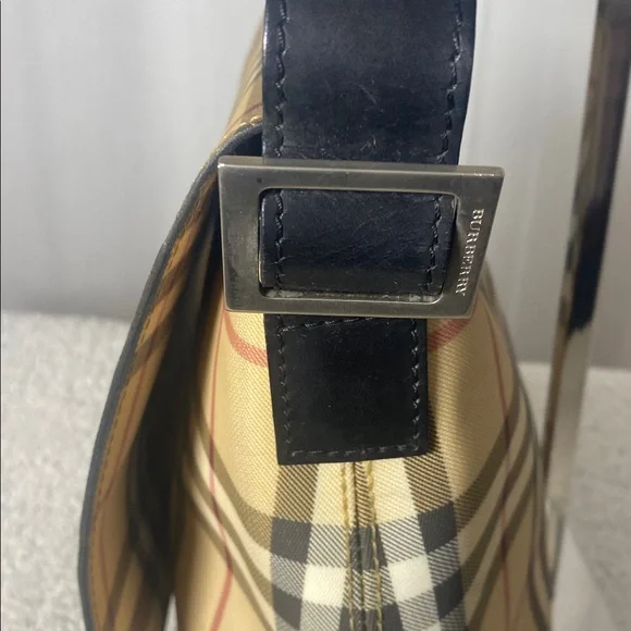 GUC Burberry Nova Check Messenger Bag - Picture 5 of 10